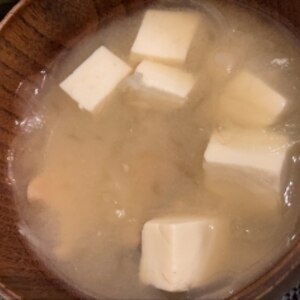 豆腐となめこと新玉ねぎのみそ汁